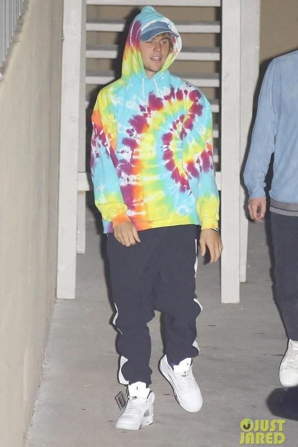 Justin Bieber nhanh chóng bắt trend với chiếc hoodies tie-dye màu sắc rực rỡ